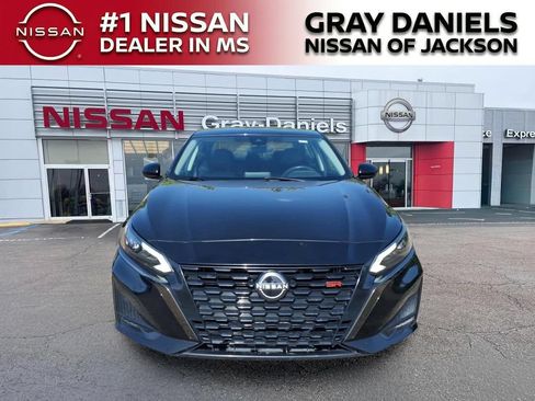 Used 2023 Nissan Altima 2.5 SR FWD image 2