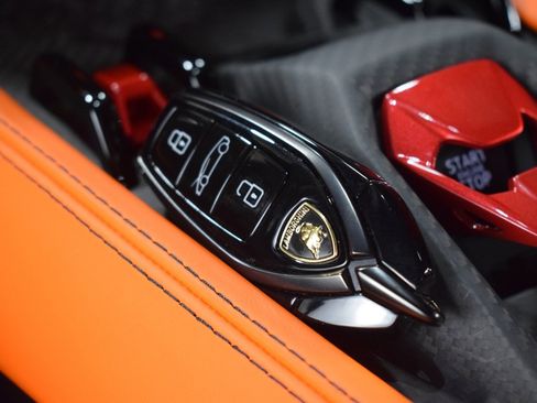 Used 2025 Lamborghini Revuelto image 36