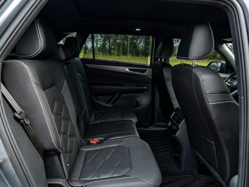 Used 2024 Volkswagen Atlas Cross Sport SE w/ Panoramic Sunroof Package FWD image 17