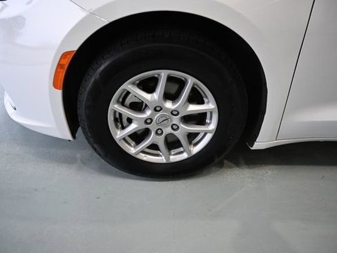 Used 2024 Chrysler Pacifica Touring-L image 30