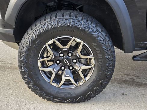 Used 2024 Chevrolet Colorado ZR2 w/ Technology Package AWD/4WD image 10