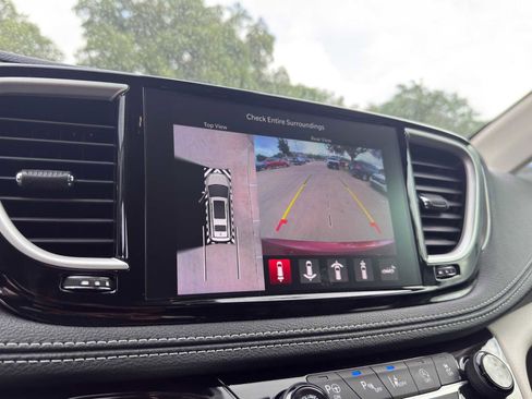 Used 2023 Chrysler Pacifica Touring-L FWD image 15