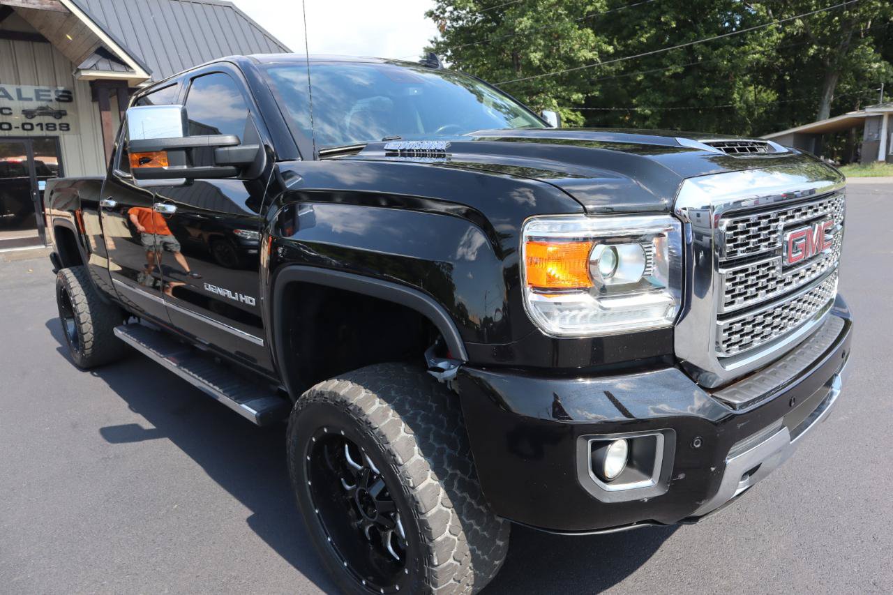 Used 2019 GMC Sierra 2500 Denali w/ Duramax Plus Package AWD/4WD image 3