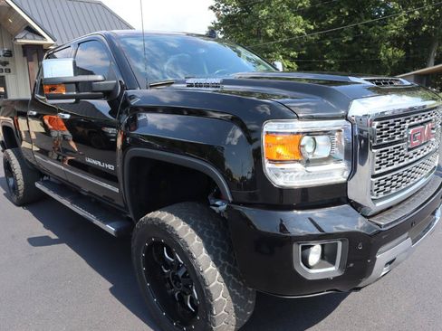 Used 2019 GMC Sierra 2500 Denali w/ Duramax Plus Package AWD/4WD image 3