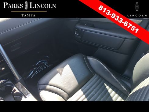 Used 2019 Land Rover Discovery HSE image 16