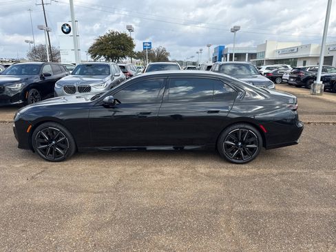 Used 2023 BMW 740i w/ Luxury Rear Seating Package image 8