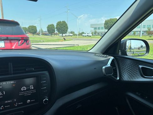 Used 2025 Kia Soul LX w/ LX Technology Package FWD image 32