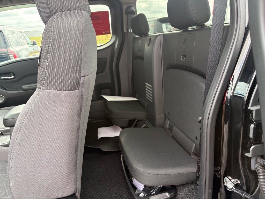 Used 2025 Nissan Frontier SV AWD/4WD image 16