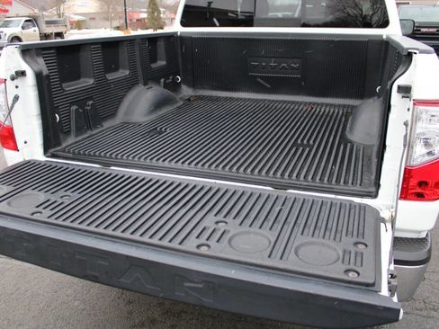 Used 2018 Nissan Titan SV image 9