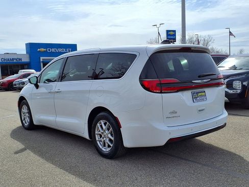 Used 2024 Chrysler Pacifica Touring-L image 7