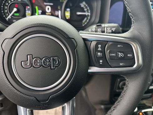 Used 2025 Jeep Wrangler Unlimited Sahara AWD/4WD image 26