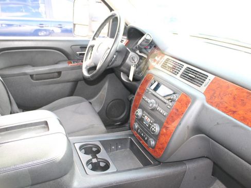 Used 2014 Chevrolet Suburban LS image 12