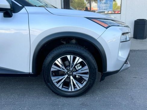 Used 2023 Nissan Rogue SV FWD image 2