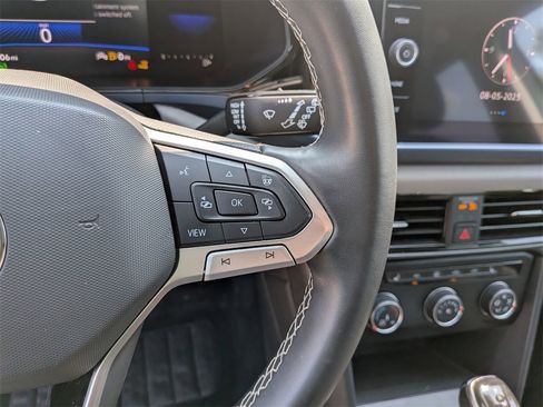 Used 2022 Volkswagen Taos SE w/ Panoramic Sunroof Package image 18