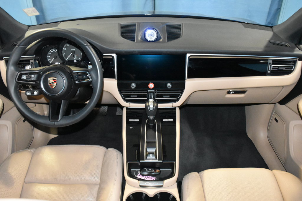 Certified 2025 Porsche Macan AWD/4WD image 9