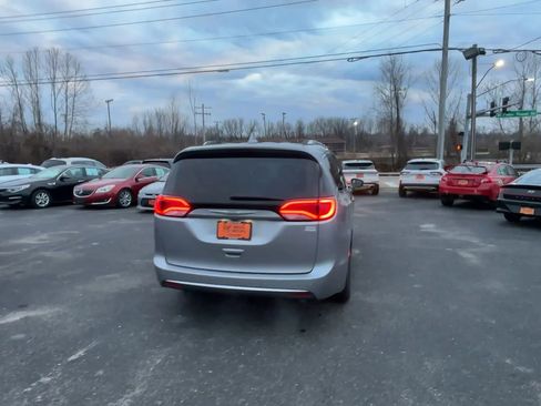 Used 2018 Chrysler Pacifica Touring-L image 7