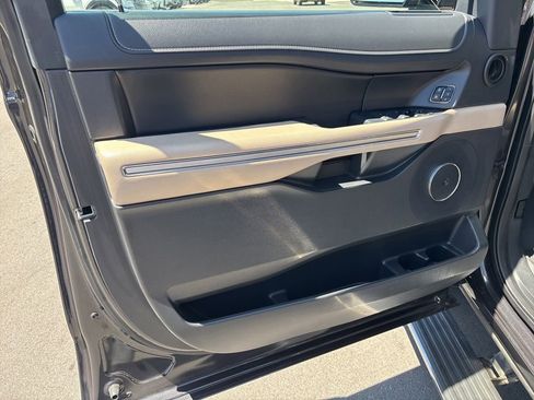 Used 2023 Ford Expedition Limited AWD/4WD image 5