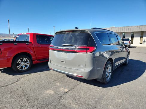 Used 2023 Chrysler Pacifica Limited w/ Uconnect Theater Family Group image 5