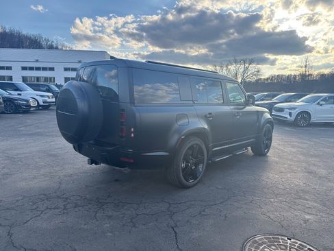 Used 2025 Land Rover Defender 130 X-Dynamic SE image 4