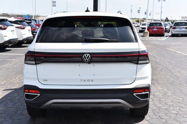 Used 2025 Volkswagen Taos SE w/ Panoramic Sunroof Package FWD image 6
