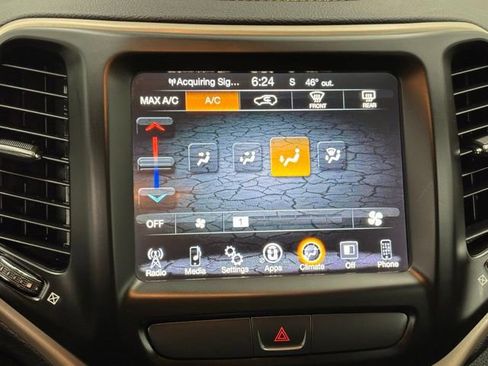 Used 2017 Jeep Cherokee Latitude FWD image 23