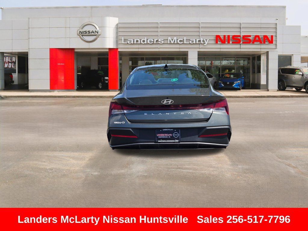 Used 2024 Hyundai Elantra SEL FWD image 5