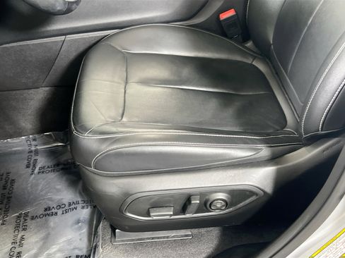 Used 2022 Jeep Grand Cherokee Limited image 19