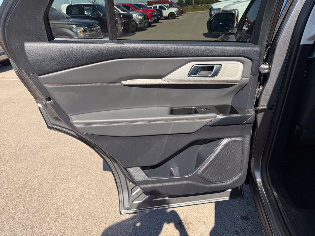 Used 2025 Ford Explorer Active w/ Active Comfort Package RWD image 9