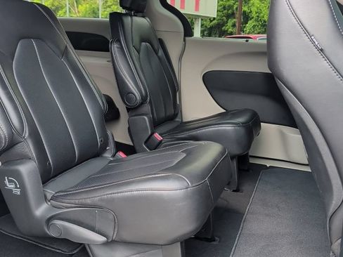 Used 2024 Chrysler Pacifica Touring-L FWD image 17