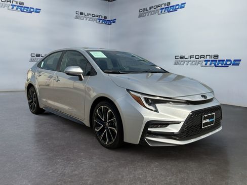 Used 2025 Toyota Corolla SE FWD image 3