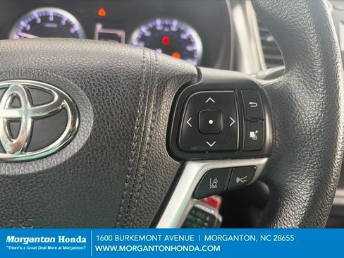 Used 2017 Toyota Highlander LE AWD/4WD image 15