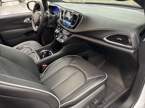 Used 2025 Chrysler Pacifica Limited image 10