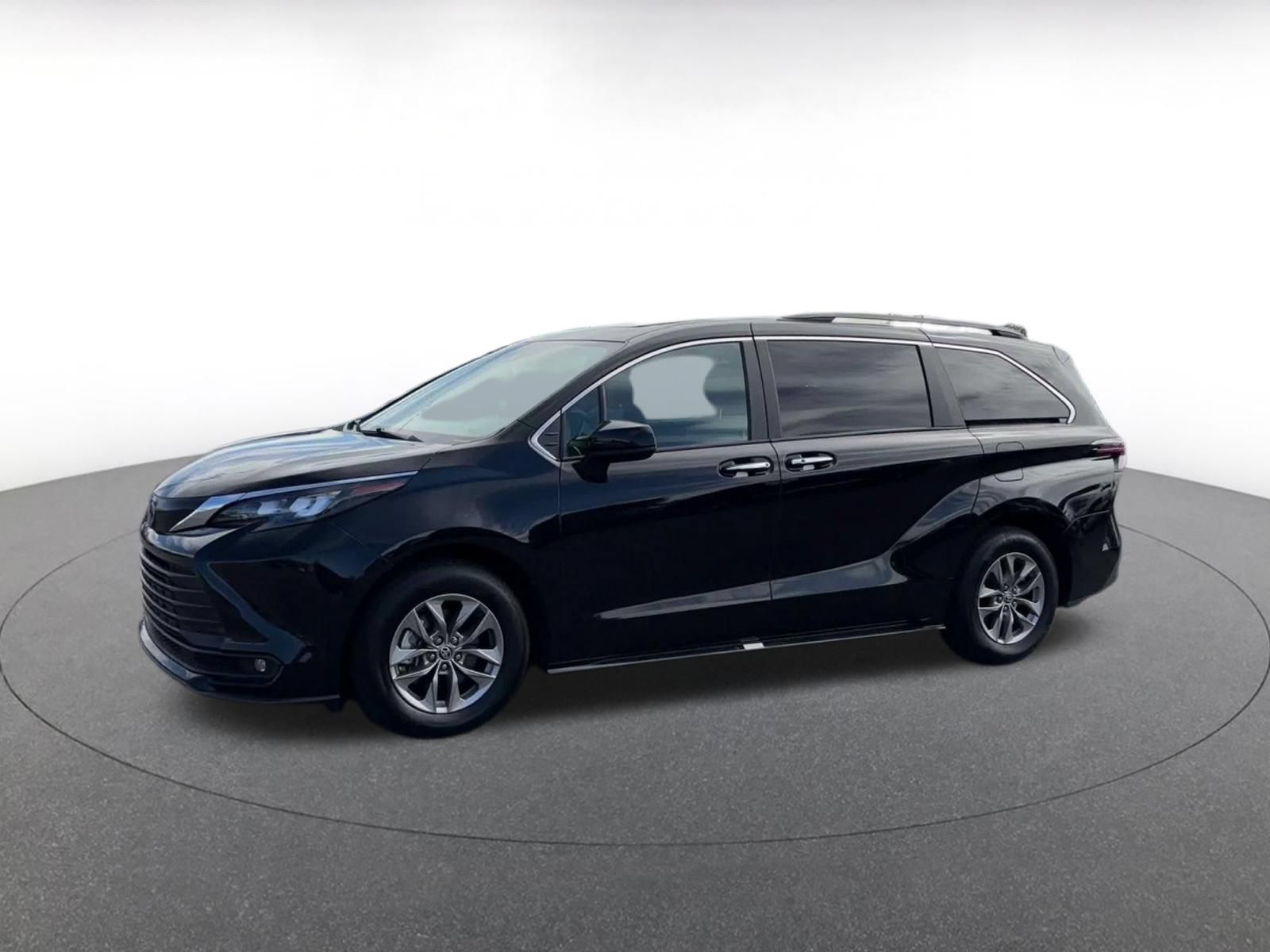 Used 2025 Toyota Sienna XLE FWD image 7