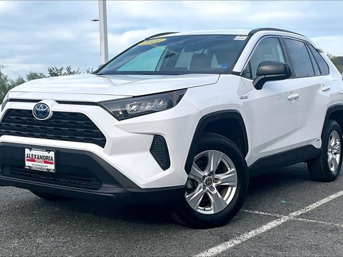 Used 2021 Toyota RAV4 LE image 1