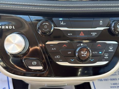 Used 2022 Chrysler Pacifica Touring-L image 26