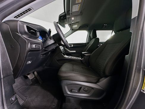 Used 2021 Ford Explorer XLT image 13