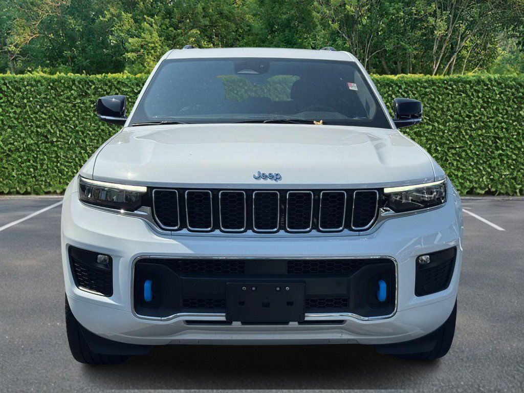 Used 2022 Jeep Grand Cherokee Overland w/ Luxury Tech Group IV AWD/4WD image 9