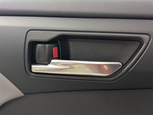 Used 2022 Toyota Highlander XLE image 14