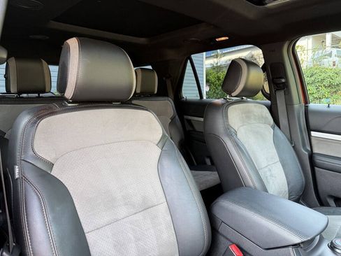 Used 2017 Ford Explorer XLT w/ Equipment Group 202A AWD/4WD image 17
