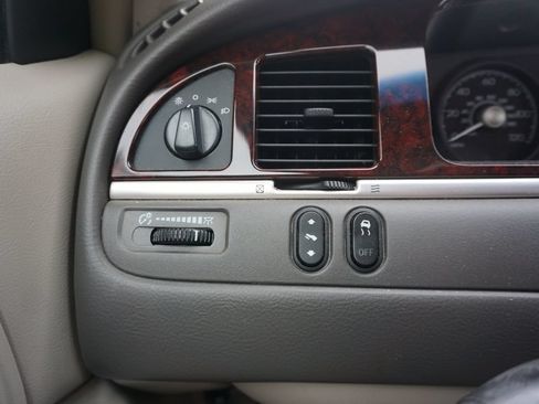 Used 2010 Lincoln Town Car Signature Limited RWD image 4