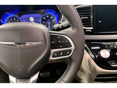 Used 2024 Chrysler Pacifica Touring-L FWD image 11