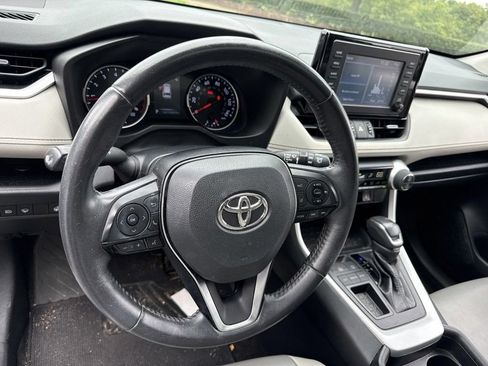Used 2019 Toyota RAV4 XLE Premium w/ Cold Weather Package FWD image 9