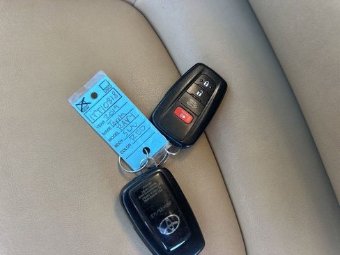 Used 2019 Toyota RAV4 XLE Premium image 34