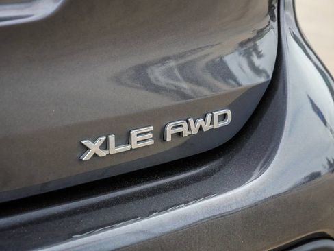Used 2021 Toyota Highlander XLE AWD/4WD image 11