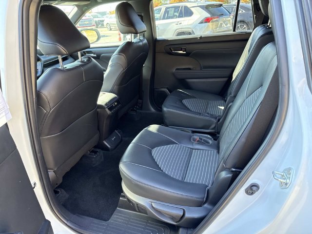 Used 2023 Toyota Highlander XSE FWD image 17