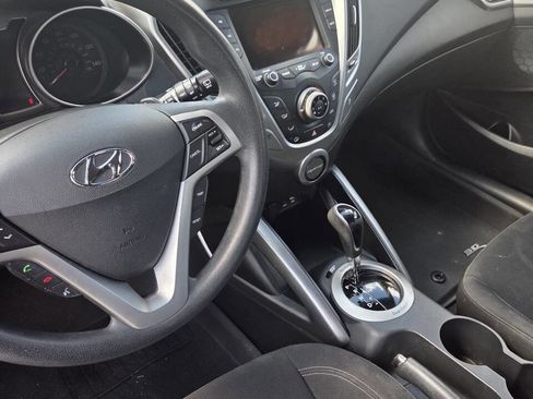 Used 2016 Hyundai Veloster image 3