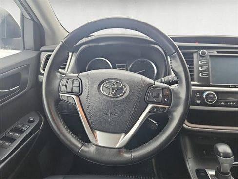 Used 2019 Toyota Highlander SE image 12
