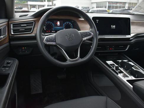 Used 2025 Volkswagen Atlas SE AWD/4WD image 18
