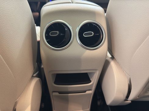 Used 2023 Mercedes-Benz GLB 250 image 28