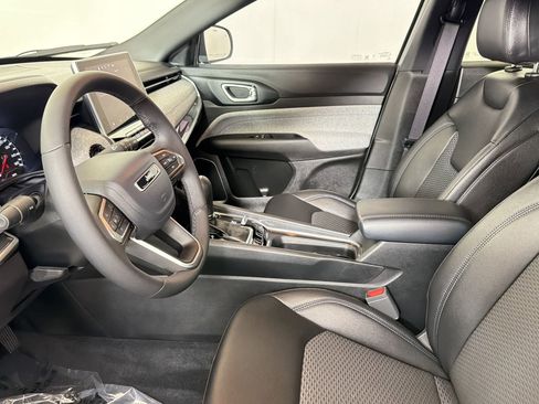 Used 2024 Jeep Compass Latitude AWD/4WD image 5